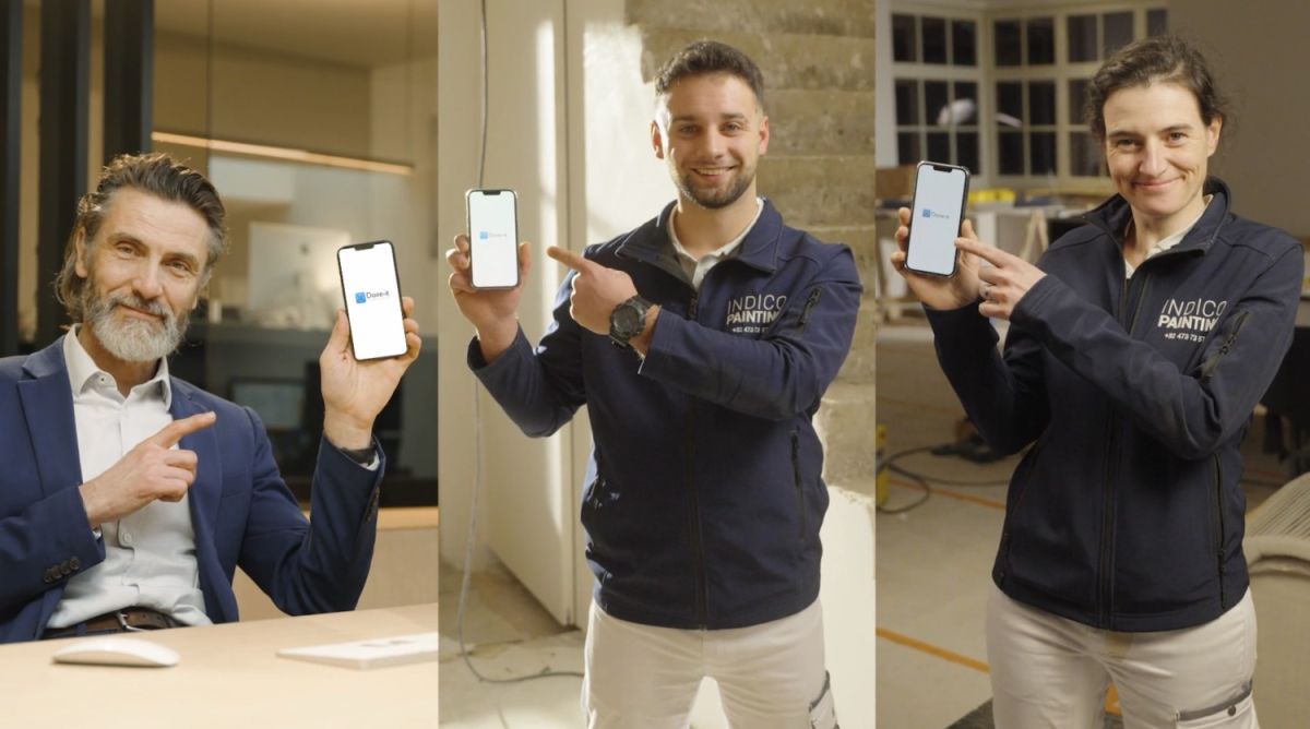 Drie personen die een smartphone vasthouden met de Done-it app