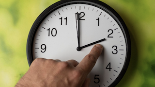 Reloj marcando las 2:00 durante el cambio al horario de verano en España.